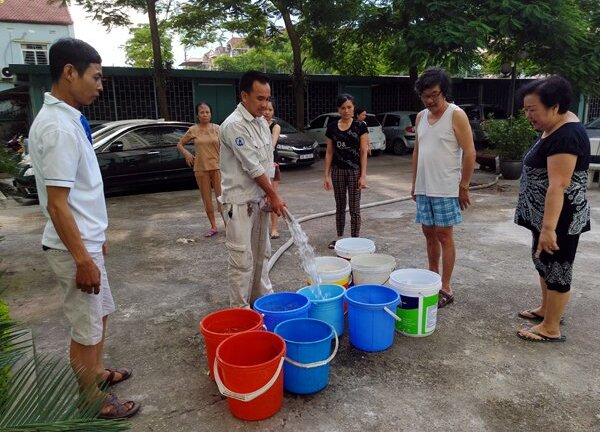Video: Người già, bà bầu lỉnh kỉnh xô chậu xếp hàng như thời bao cấp chờ lấy nước sạch