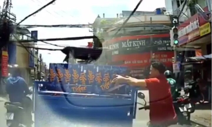 Truy tìm tung tích nam thanh niên trộm bia của người giao hàng khi dừng đèn đỏ