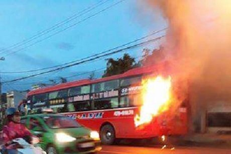 Video: 40 người tháo chạy khỏi xe khách bốc cháy trên đường Hồ Chí Minh