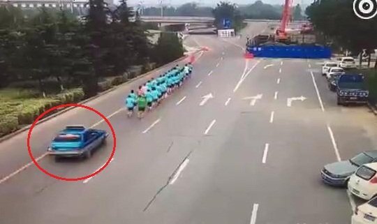 Nữ tài xế lao ô tô vào nhóm người chạy bộ trên đường cao tốc