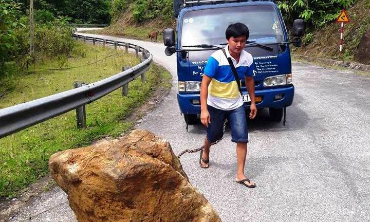 Tài xế dùng xe kéo khối đá 'khủng' nằm giữa quốc lộ ở Nghệ An