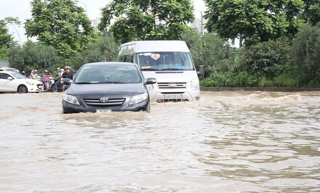 Mưa như trút vào sáng sớm, Đại lộ nghìn tỷ ở Hà Nội chìm trong biển nước