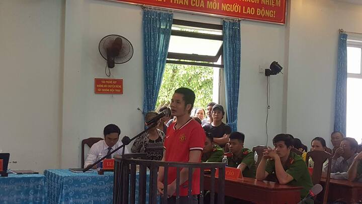 Không đòi được con, chồng cầm dao đâm chết vợ cũ