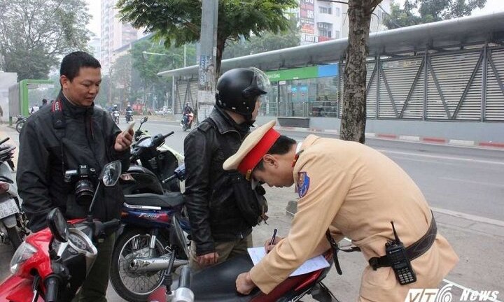 Xử phạt chủ xe không mang giấy tờ gốc: 'Rất nguy hiểm'