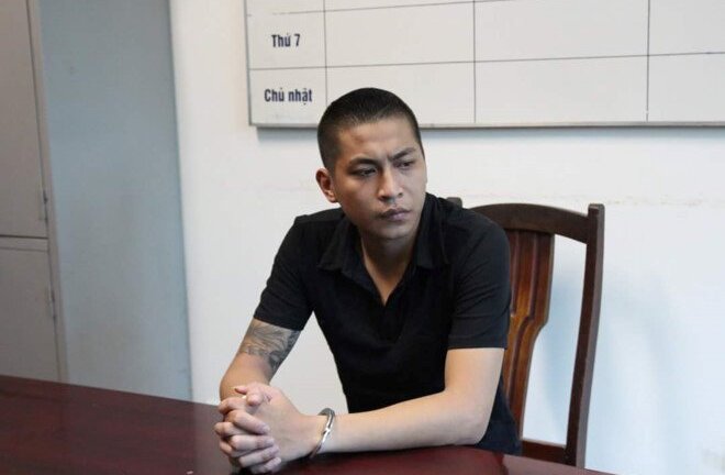 Phẫn nộ trước lời khai của kẻ hành hung, bắt bác sĩ quỳ gối xin lỗi