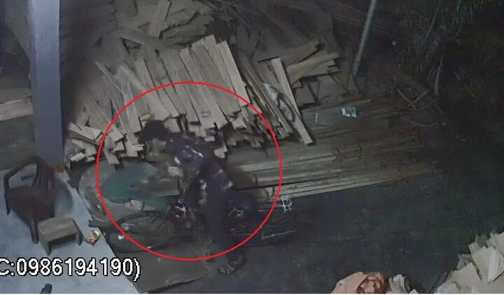 Thanh niên định ăn cắp vặt bị phát hiện, bỏ chạy quên cả xe đạp