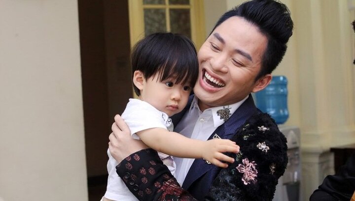 Con trai Tùng Dương cực kháu khỉnh, quấn bố không rời