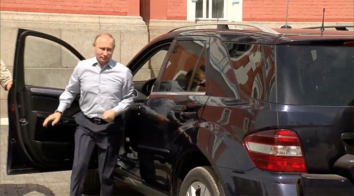 'Người bí ẩn' được Tổng thống Putin đích thân lái xe đưa đón, mở cửa phục vụ
