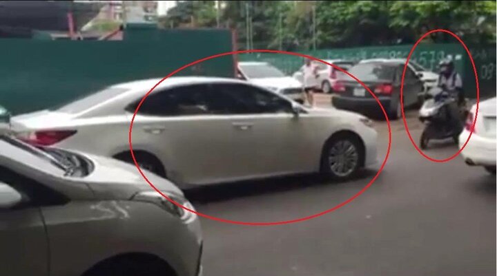 Tài xế Lexus đi sai làn còn thách thức, bị xe máy chặn đường ép đi đúng