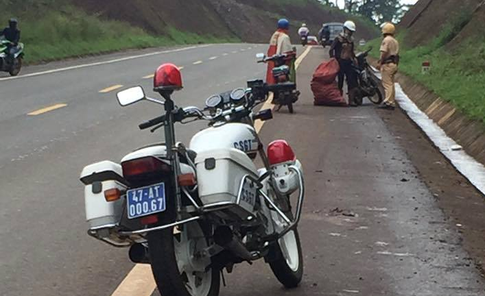 CSGT nhặt từng quả chanh dây giúp người dân trên đường Hồ Chí Minh