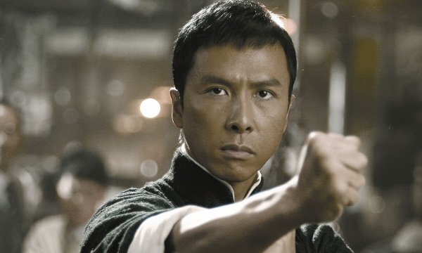 Chân Tử Đan tiễn đối thủ cơ bắp xuống đất từ nóc cao ốc