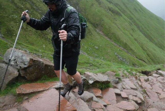 Chàng trai Anh leo núi cao nhất nước bằng giày cao gót nhằm xin học bổng