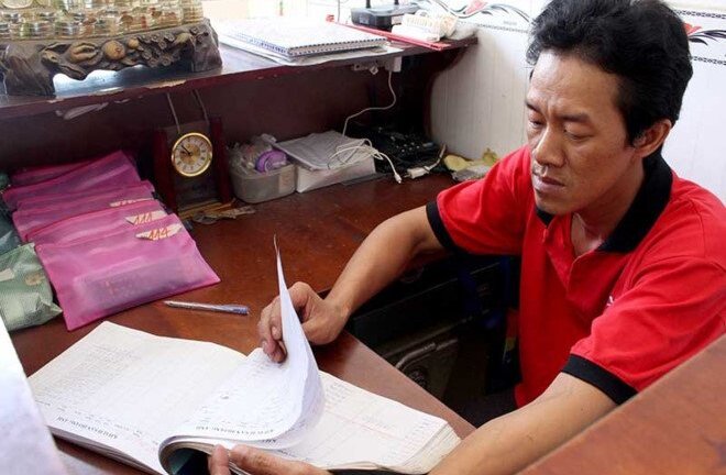 Xông vô nhà dân dàn cảnh để cướp tài sản