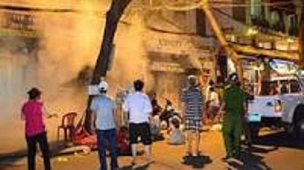 Gia đình đi du lịch, ngôi nhà 3 tầng bốc cháy ngùn ngụt trong đêm