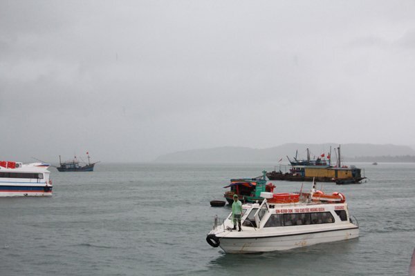 3.500 khách mắc kẹt ở đảo Cô Tô do ảnh hưởng của bão số 2