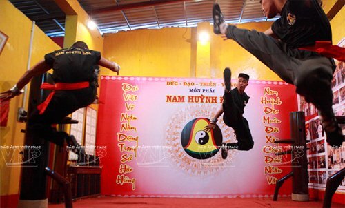 Chưởng môn Huỳnh Tuấn Kiệt cử em trai tỉ thí Flores