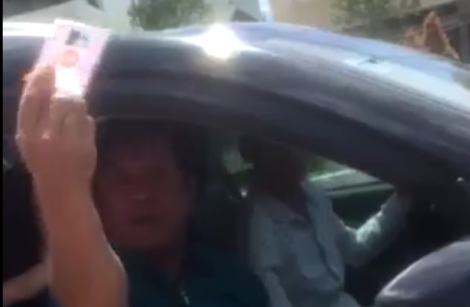 Người đàn ông lăng mạ CSGT, dọa cách chức Giám đốc Công an Cần Thơ