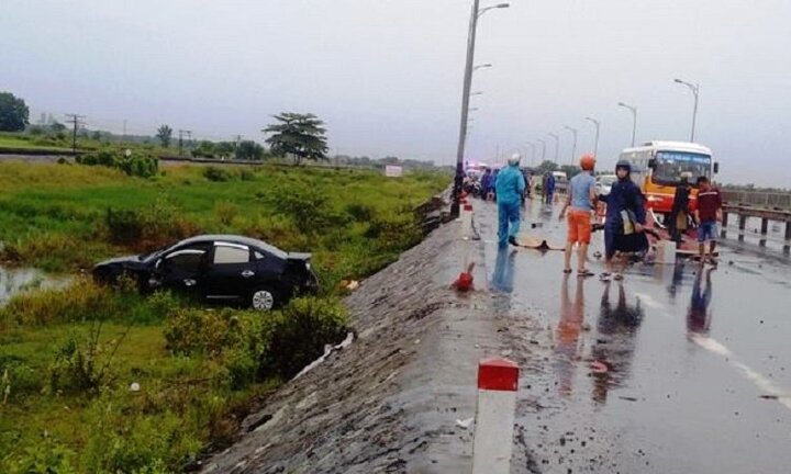 Ô tô tông 2 xe máy rồi lao xuống ruộng, 2 người chết thảm