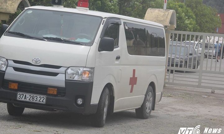 Chìm tàu chở 13 người trên biển Cửa Lò: Đưa những nạn đầu tiên vào bờ