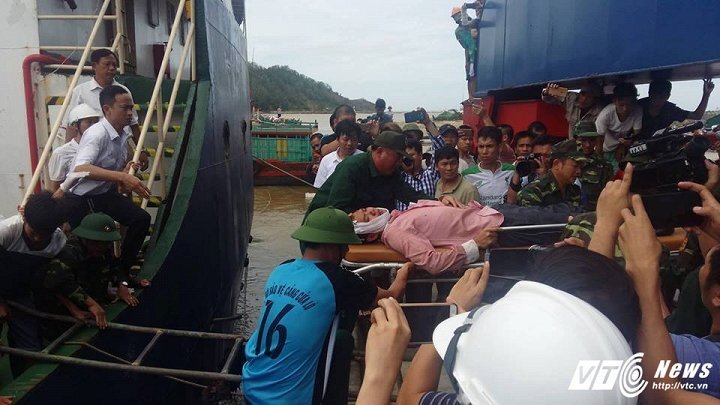 Chìm tàu, 13 người mất tích trên biển Cửa Lò: Tìm thấy 1 thi thể, cứu sống 7 thuyền viên