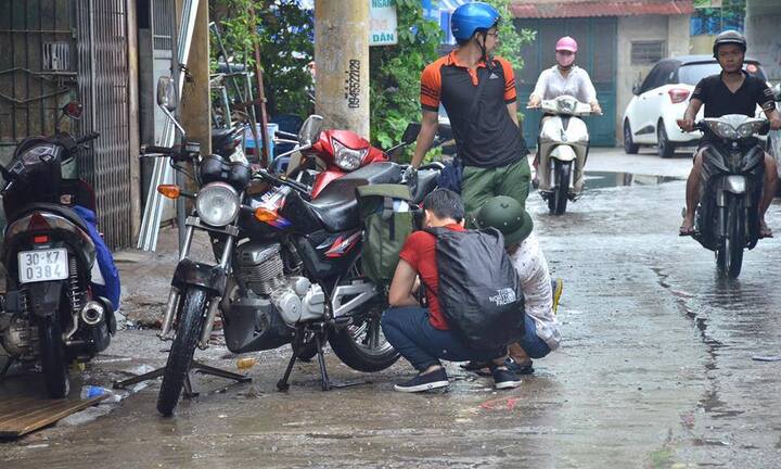 Lau bugi xe ngày mưa bão kiếm bộn tiền
