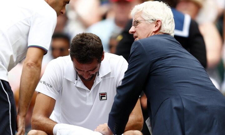 Video: Đối thủ của Federer khóc nức nở giữa trận chung kết Wimbledon