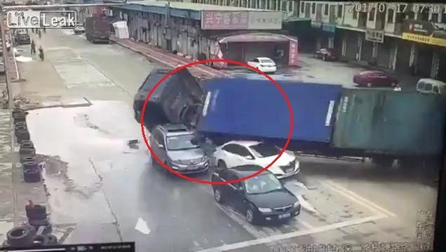 Kinh hãi khoảnh khắc container lật nhào, đè nát 2 ô tô con