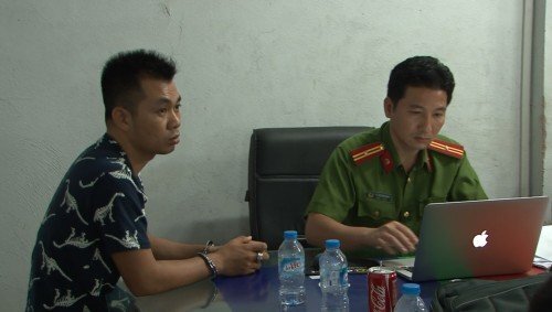 Video: Hơn 40 cảnh sát vây ráp căn biệt thự, đánh sập ổ cờ bạc lớn nhất TP.HCM