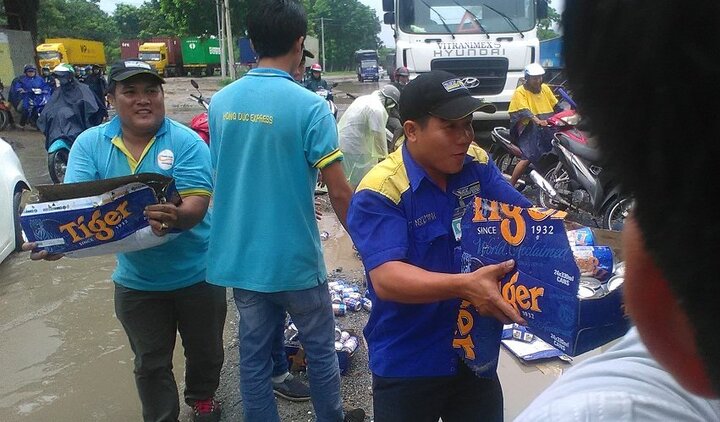 Lật xe tải chở bia, hành động của công nhân Bình Dương khiến dân mạng ngỡ ngàng