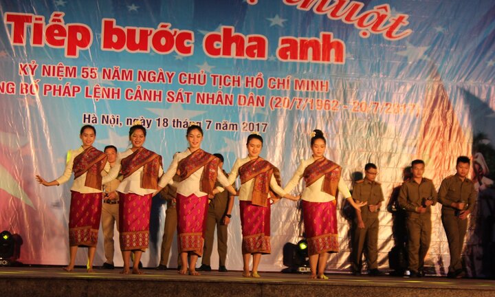 Thiếu nữ Lào múa Chăm pa say lòng người