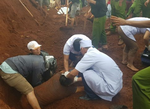 Đào móng nhà, người đàn ông bị đất đè nguy kịch