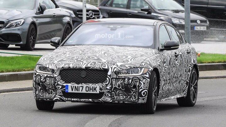 Bắt gặp siêu sedan Jaguar XE SVR mạnh trên 500 mã lực ngụy trang xuống phố