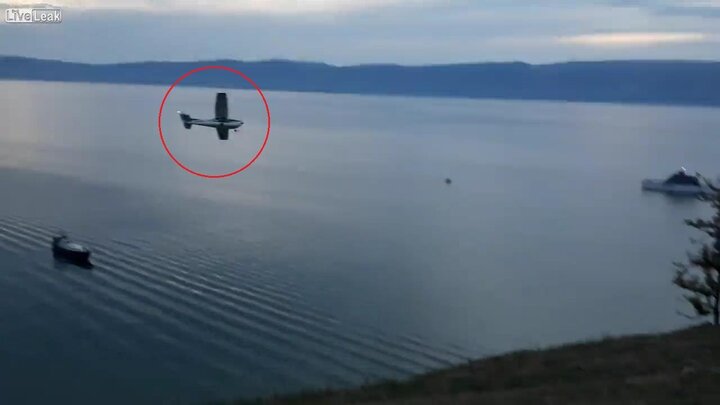 Khoảnh khắc máy bay chở khách lao xuống hồ nước sâu nhất thế giới khiến người xem lạnh gáy