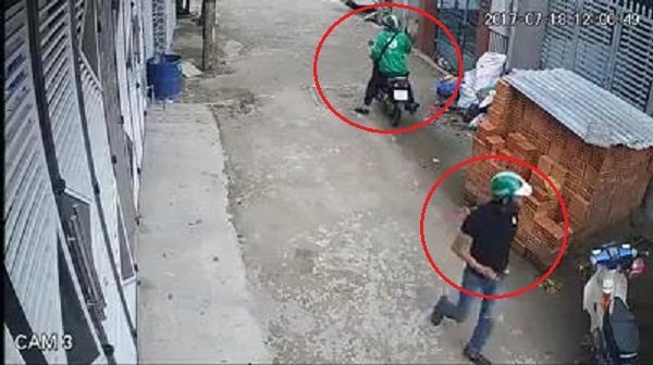 Thanh niên mặc áo GrabBike chở bạn đi trộm xe, chủ nhà lao ra truy đuổi không thành