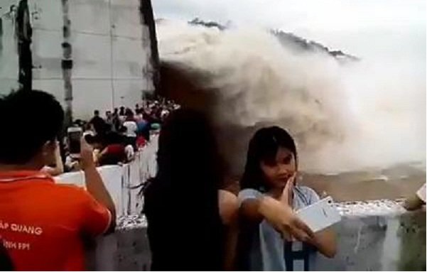 Thủy điện Hòa Bình xả lũ: Dân đổ xô đi xem, liều lĩnh kéo nhau chụp ảnh 'tự sướng'