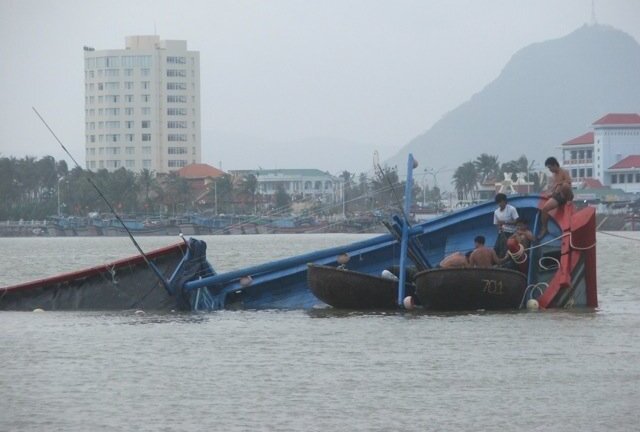Trục vớt 3 tàu cá bị chìm sau bão số 2