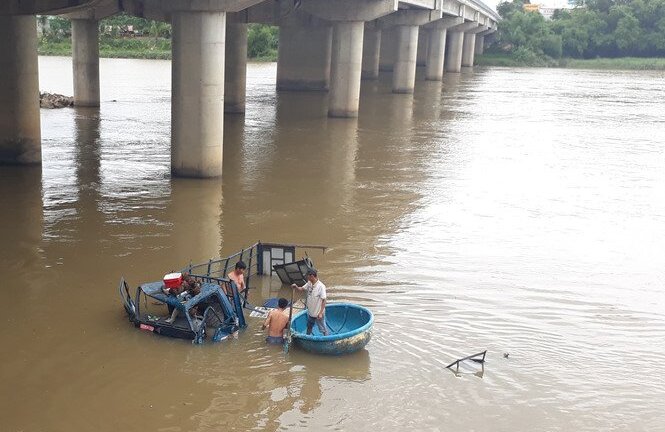 Video: Xe chở gia cầm đâm sập lan can cầu, rơi xuống sông