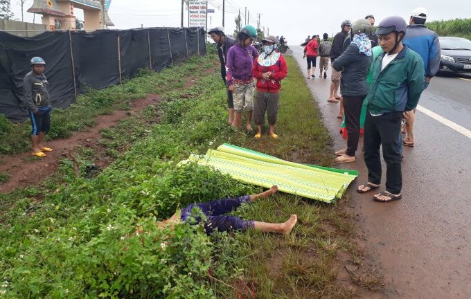 Tá hỏa phát hiện người phụ nữ chết bên vệ đường Hồ Chí Minh