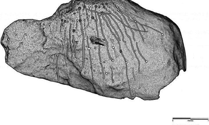 Chuyện không tin nổi về hình chạm khắc trên đá cổ chỉ hiện lên dưới ánh trăng