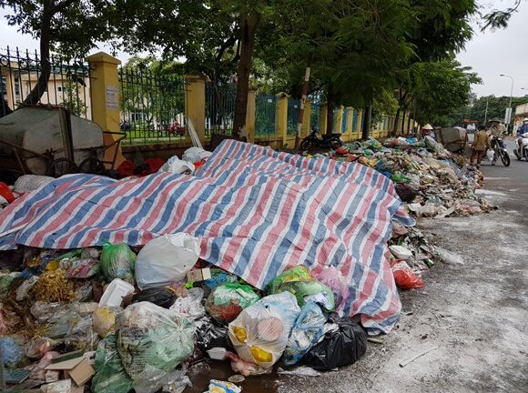 Kinh hãi bãi rác tràn nửa đường, bốc mùi hôi thối giữa Thủ đô