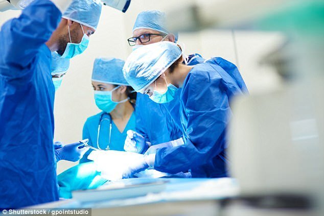 Đề xuất bác sĩ nên khỏa thân khi phẫu thuật cho bệnh nhân