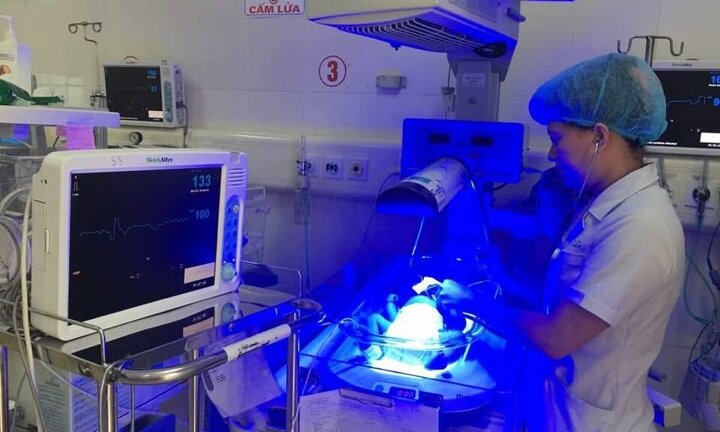 Quảng Ninh: Thay máu cứu sống hai trẻ sơ sinh bị vàng da nhân não