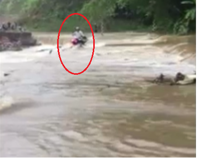 Video: Cố tình chạy xe máy qua đập tràn, người đàn ông bị cuốn trôi