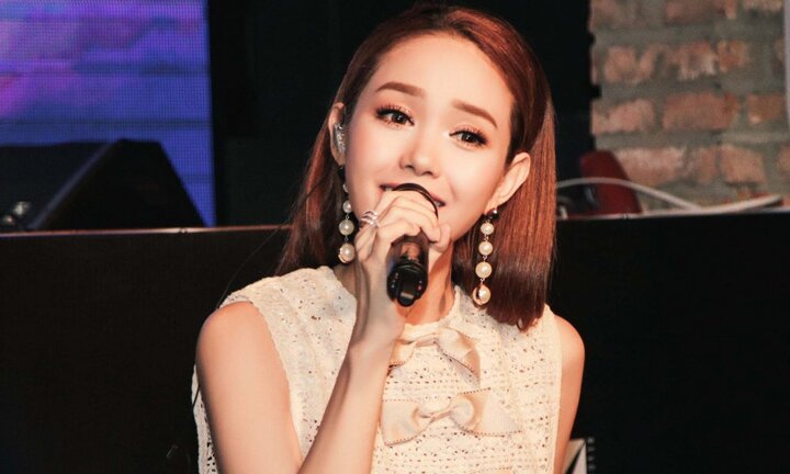 Bị công kích vì hát live yếu, Minh Hằng phản pháo