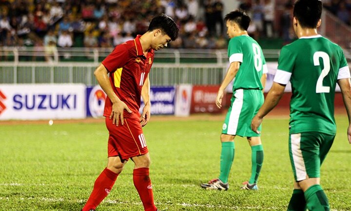 HLV Hữu Thắng hé lộ lý do thay Công Phượng sớm, cất Tuấn Anh cả trận