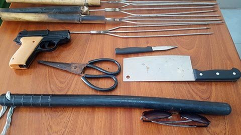 Cảnh sát hình sự rởm mang súng nhựa, dùi cui đi cướp xe máy