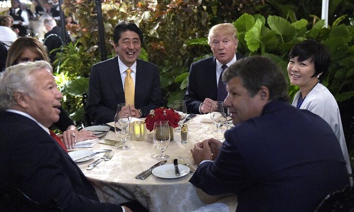 Nghi vấn Đệ nhất phu nhân Nhật Bản giả vờ không biết tiếng Anh khi ăn tối cùng bàn ông Trump