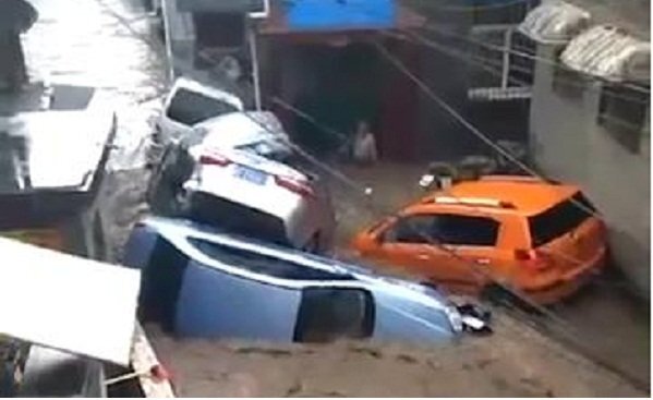 Lũ quét cuốn phăng xe máy, ô tô nằm chồng chất như đồ chơi trong biển nước