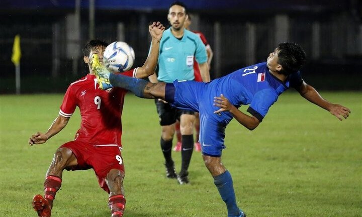 Xấu hổ cảnh cầu thủ Myanmar, Singapore đấu võ trong trận 'thủy chiến'