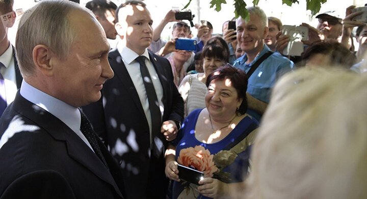 Video: Tổng thống Putin hôn phụ nữ lạ trên phố